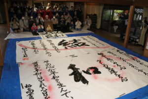 柏原高校書道部の部員らが揮ごうした作品平和願い「結」「和」