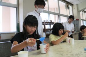 柏高生に学ぶ たんば子ども塾 科学教室で実験挑戦