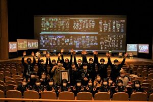 ギネス世界記録達成を丹波栗ポーズで喜ぶ「高校生がつくる未来への架け橋プロジェクト」のメンバーたち
