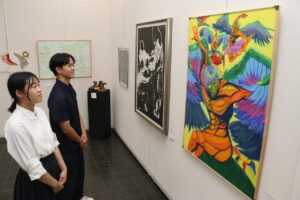 個性豊かな作品が並ぶ展示会場 柏原町森公苑で