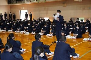 新入生を代表し、あいさつをする足立君=柏原町東奥で