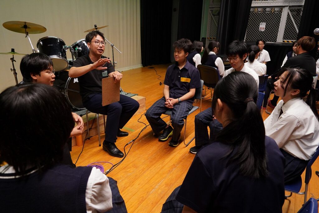さまざまなテーマで語り合うＪＣメンバーと柏原高校生＝山南町谷川で