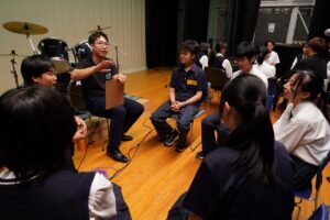 さまざまなテーマで語り合うＪＣメンバーと柏原高校生＝山南町谷川で