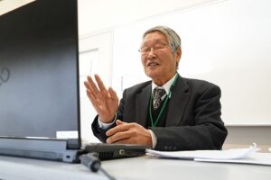 崇広小で大江礒吉講演荒木謙さん1