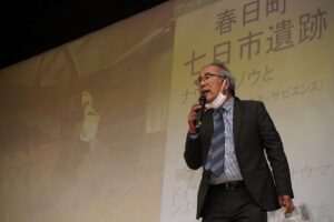 柏原高校の「柏陵セミナー&ようこそ先輩」で講演する村上さん