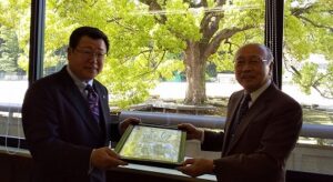 大西新会長から竹内前会長に感謝状と記念品を贈呈
