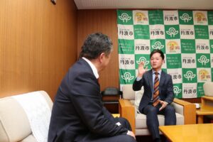 市長と語り合う寺戸さん=氷上町成松で