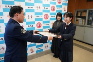 音声でで詐欺防止啓発　放送部　波多野さんに署長感謝状