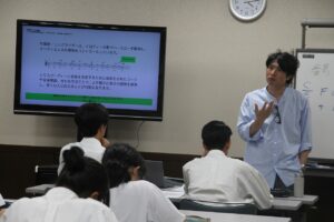 「感情操作する道具」大阪音大足立特任教授 コード理論語る