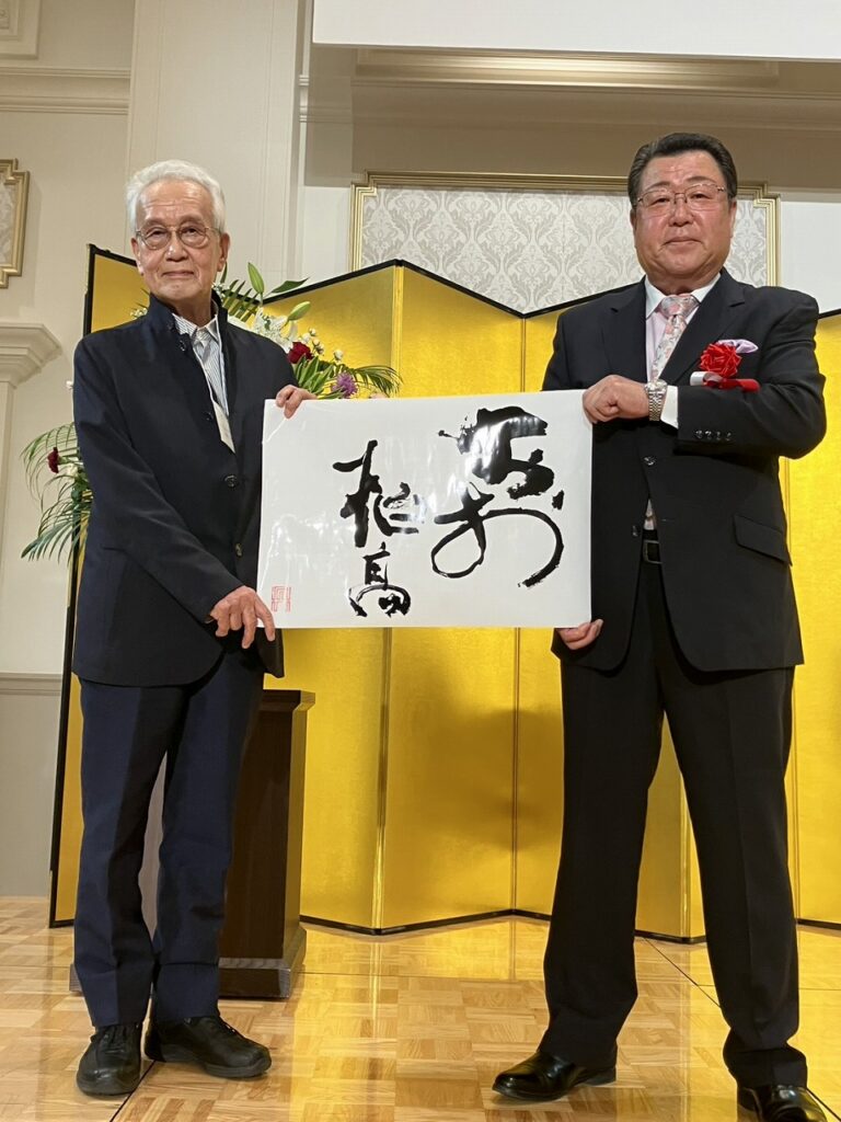 柏陵同窓会に作品を寄贈した荻野さん(左)=宝塚市で