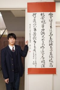 「第29回国際高校生選抜書展」で入選を果たした柏原高3年の大地君=柏原町東奥で