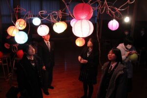 本番に向けた試験点灯で課題を確認する生徒たち＝青垣町佐治で