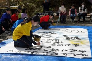 世界平和への思いを揮毫する柏原高校書道部_山南町岩屋で