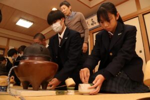 気遣い学ぶ茶道体験 柏高1年お点前にも挑戦